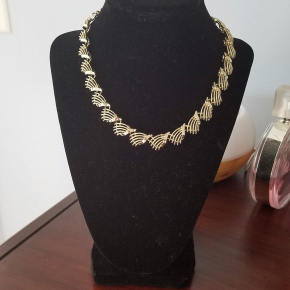 Beautiful gold necklace - Picture 2 of 4